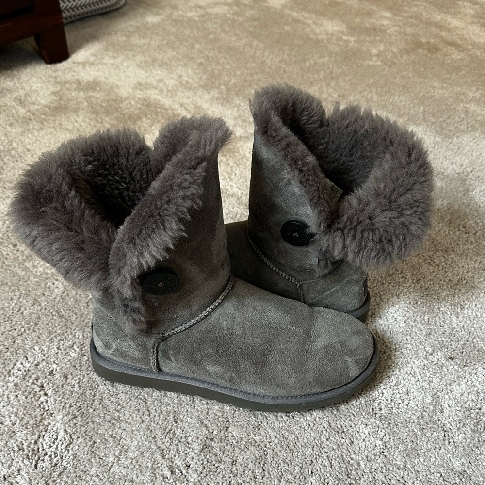 UGG Classic Short Boots with buttons - Picture 3 of 5